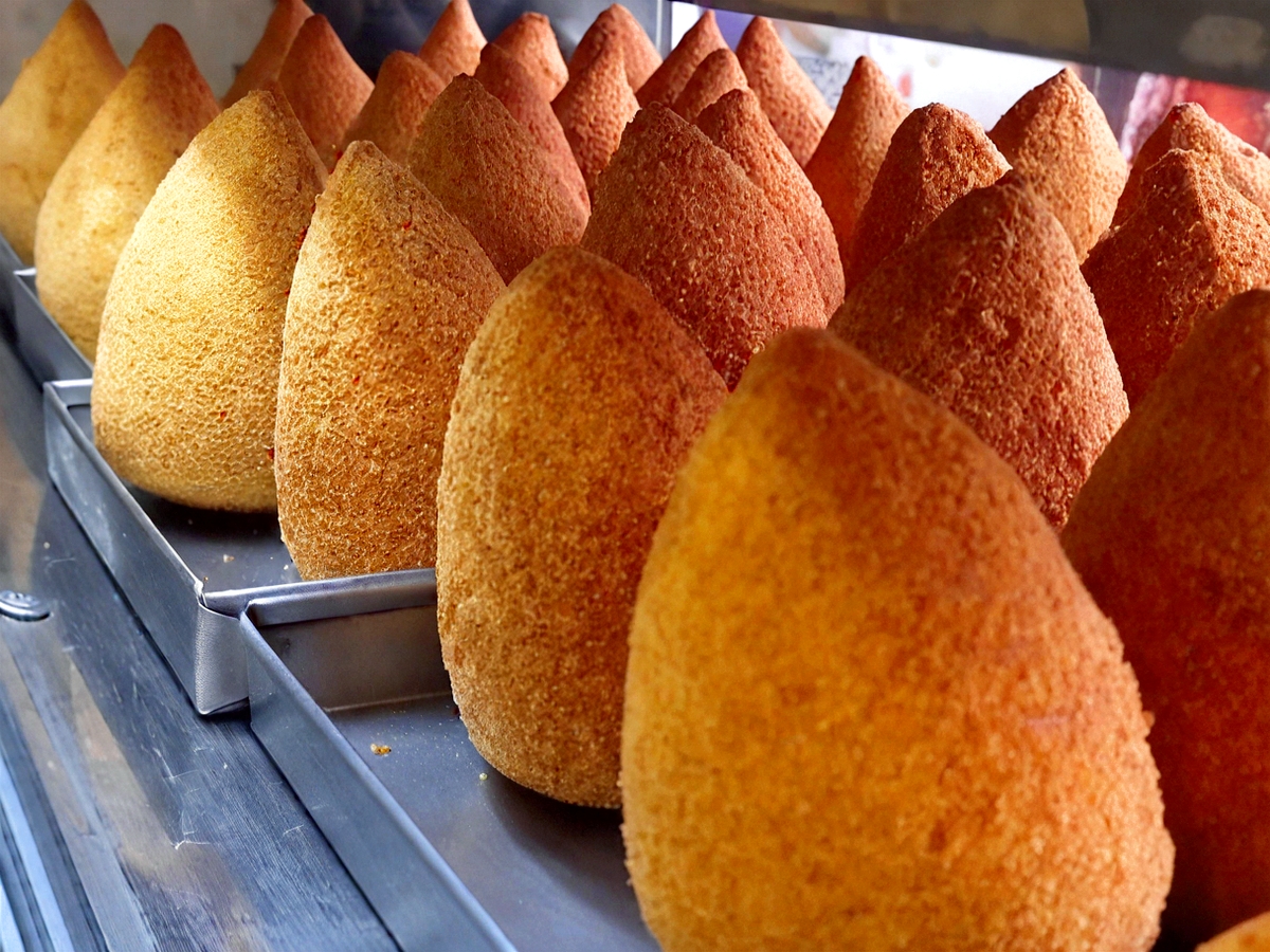 Coxinha gigante e dourada da UDI'S CAFFÉ - Massa fina e crocante